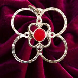 Venere – Il Ciondolo in argento naturale martellato con pietra naturale agata magenta